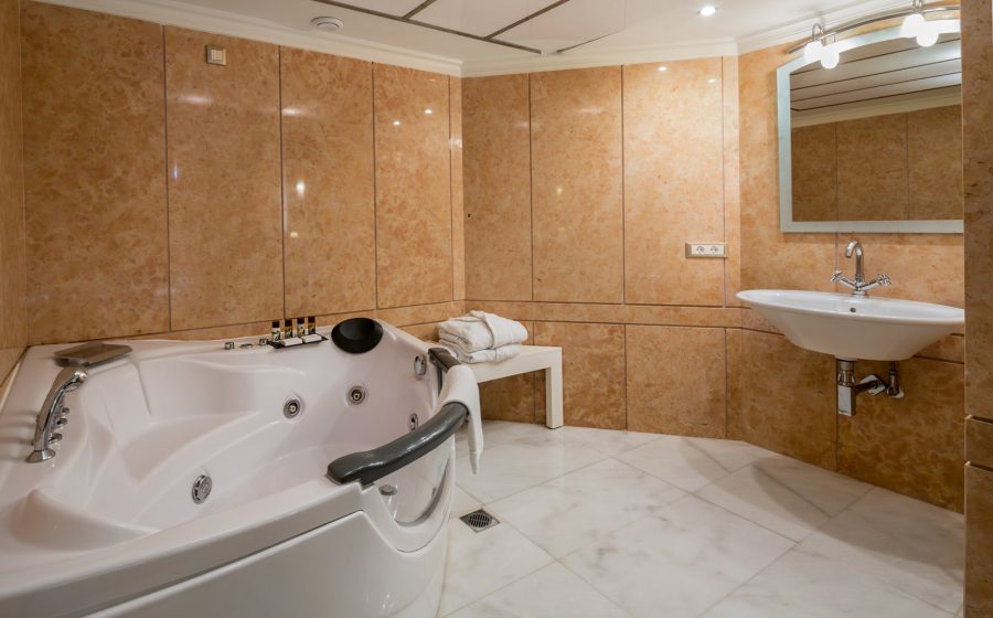 Jakuzzi in the bathroom of a superior suite