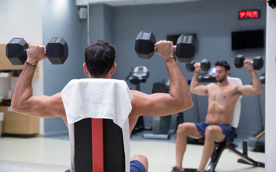 Jeune homme, formation, dans, gymnase