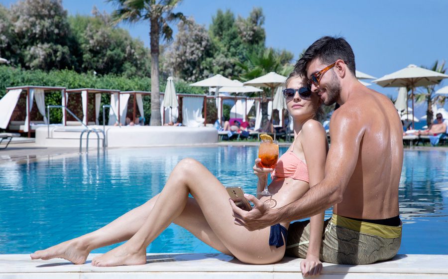 Couple prenant selfie dans la piscine