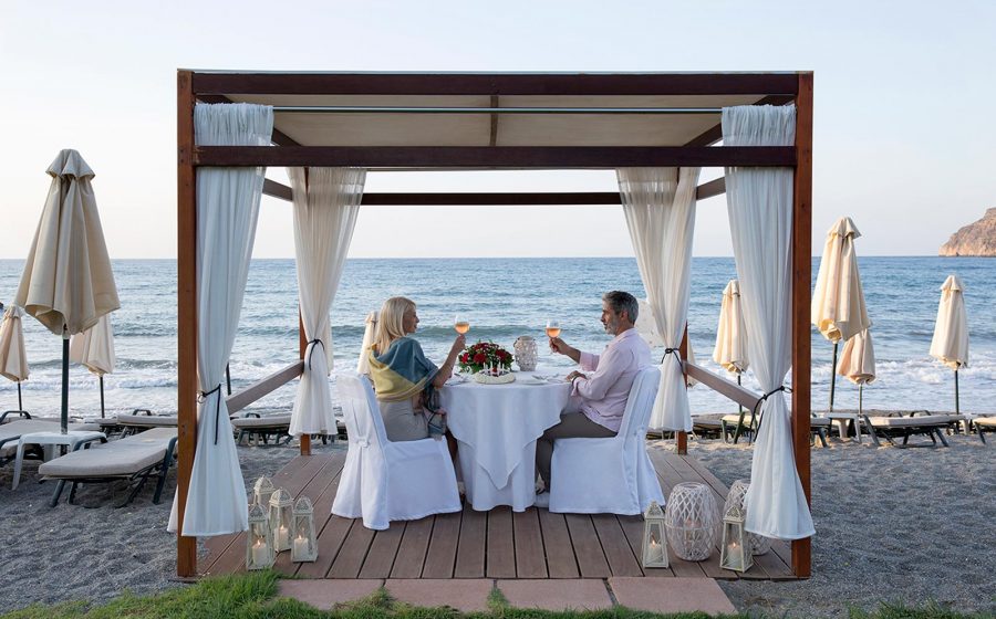 Couple ayant un repas à la plage