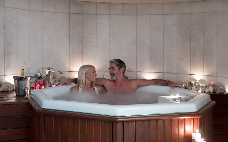 Couple dans le spa jakuzi