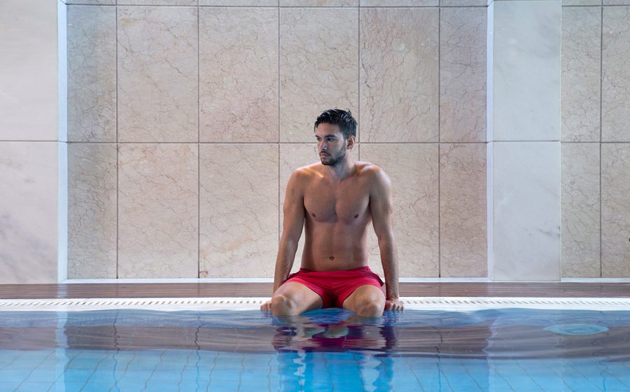 Jeune homme dans la piscine spa