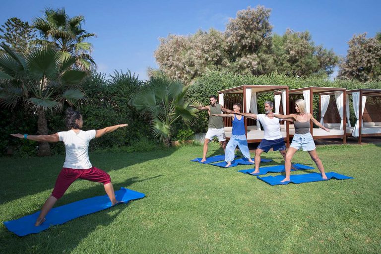 Deux couples prenant des cours de yoga de l