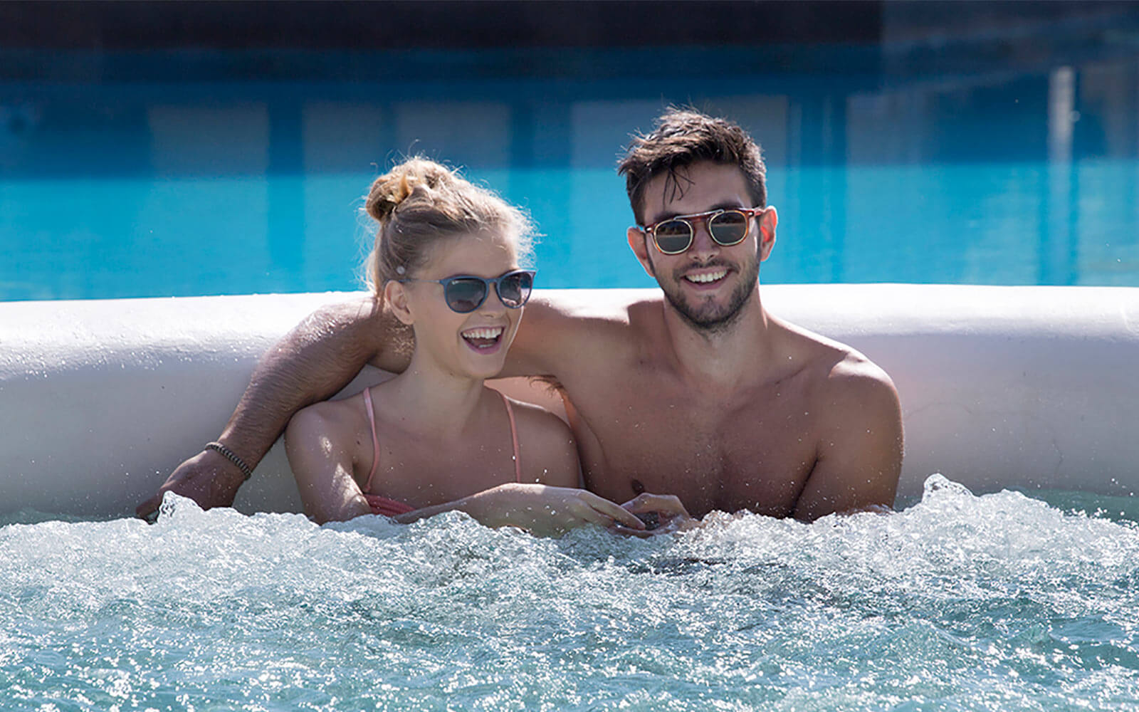 Couple dans un jacuzzi extérieur