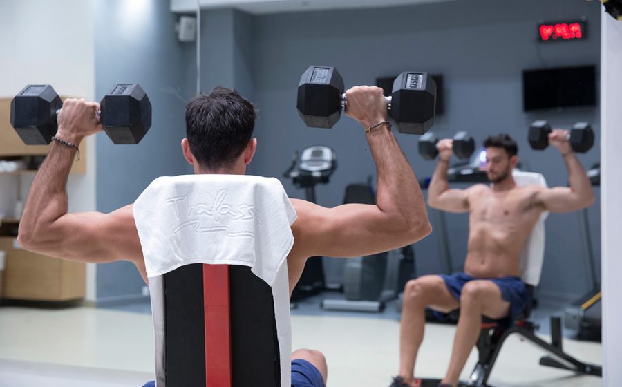 man dumbell shoulder pushes with mirror