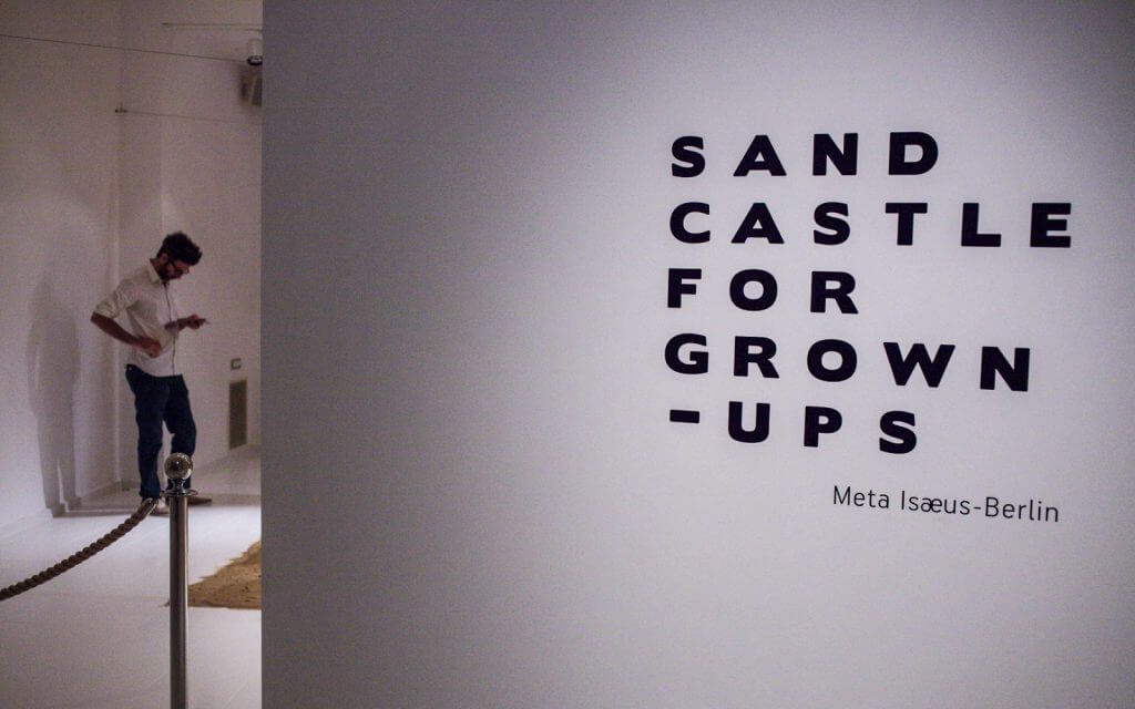 Citation: château de sable pour les grands, sur le mur de la galerie